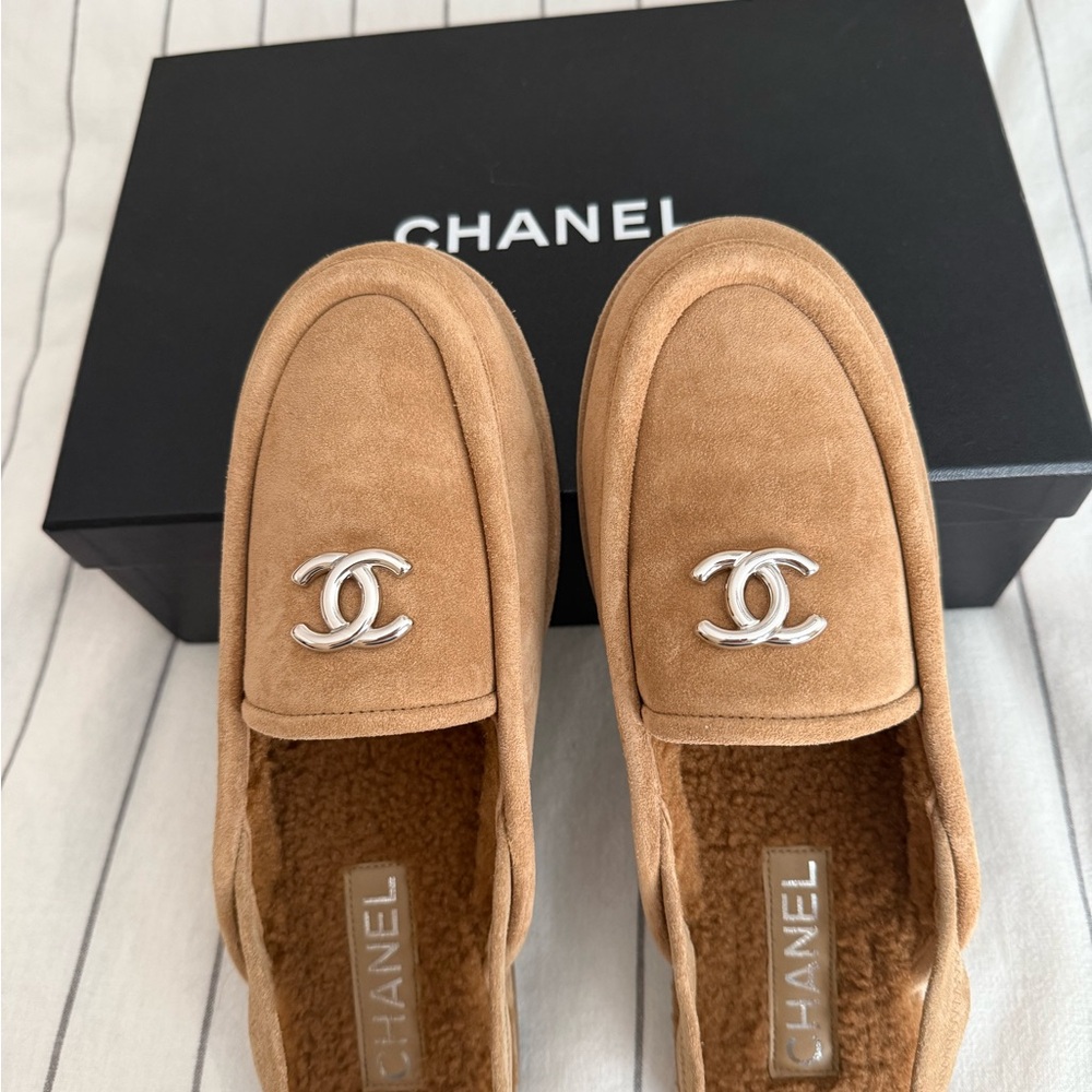 Chanel Tan Logo Slingback Loafers with shearling lining SZ 40 NEW/ full set - Picture 2 of 9